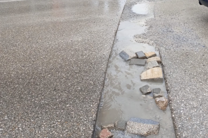 Bursa Zümrütevler Çiçek Caddesi’nde PES DEDİRTEN ÇUKUR YOLLAR