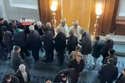 Gürsu ilçesindeki Orta Camii’nde bayram namazı