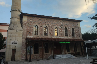 Gürsu ilçesindeki Orta Camii’nde bayram namazı