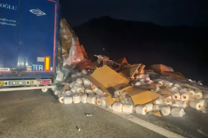 Bursa'da otoyolda tır devrildi! Üzerindeki yük etrafa saçıldı...