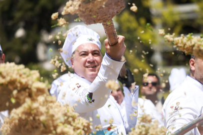 Manisa’nın lezzetleri buluştu... Başkan Dutlulu, mesir baharatlı bahar pilavı pişirdi