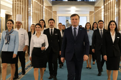 TURİZMİN BAŞKENTİ ALARM VERİYOR! ANTALYA'DAN YÜKSELEN SESSİZLİK EKONOMİYİ DE SARSIYOR Özcan Gönülal: "Oteller Dolu Görünebilir Ama Çarşılar Boş, Esnaf Umutsuz. Turizm Alarm Veriyor."